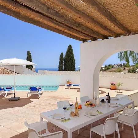 The Little Well: Private Pool Sleeps2 Views * フリヒリアナ